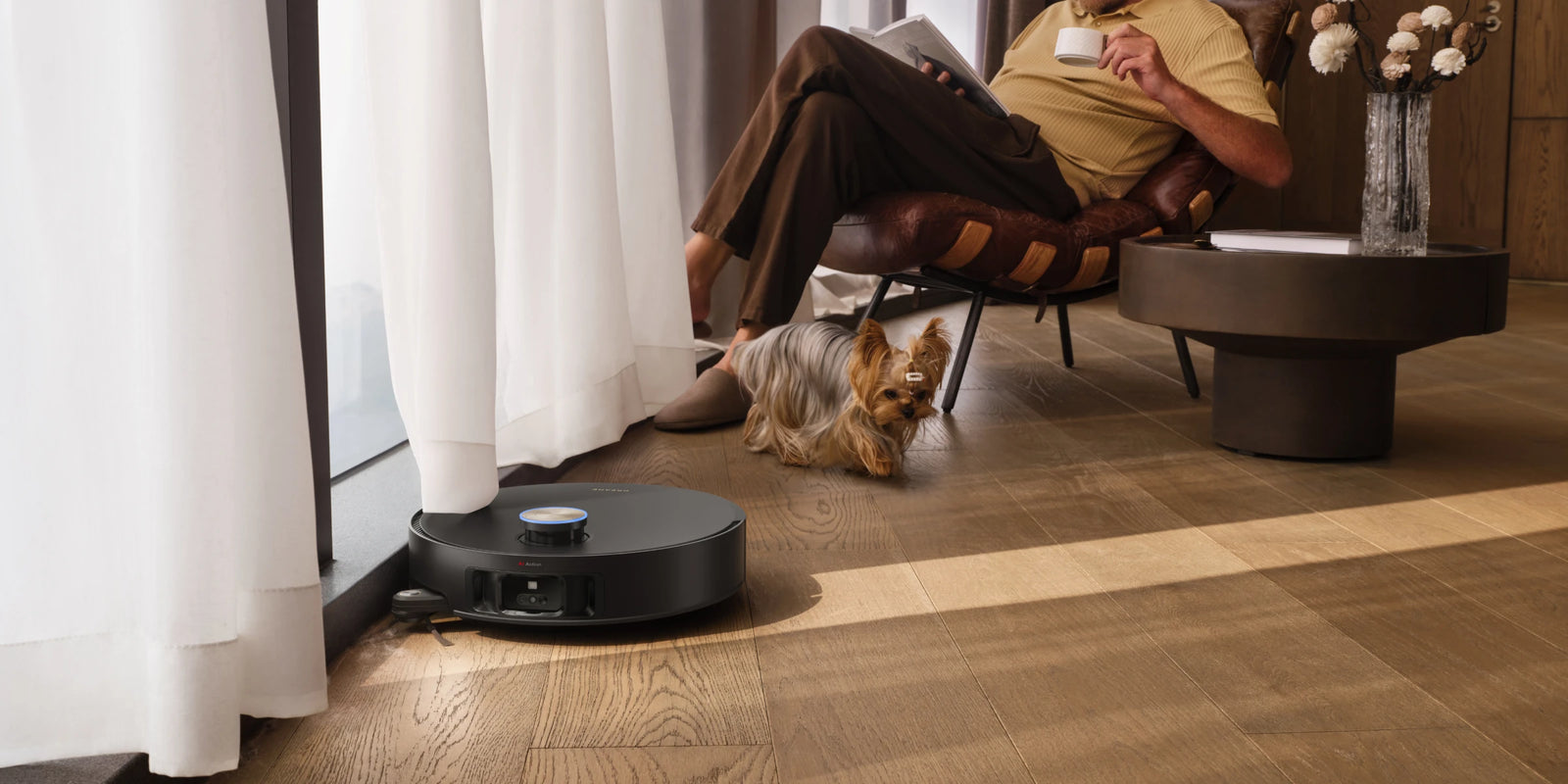 El robot aspirador limpia de forma eficaz debajo de las cortinas y elimina los enredos de pelo suelto