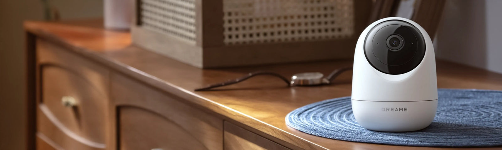 Cámara interior Dreame NAVO Care SE 1 InCam sobre una estantería con visión nocturna 1080p y detección con IA