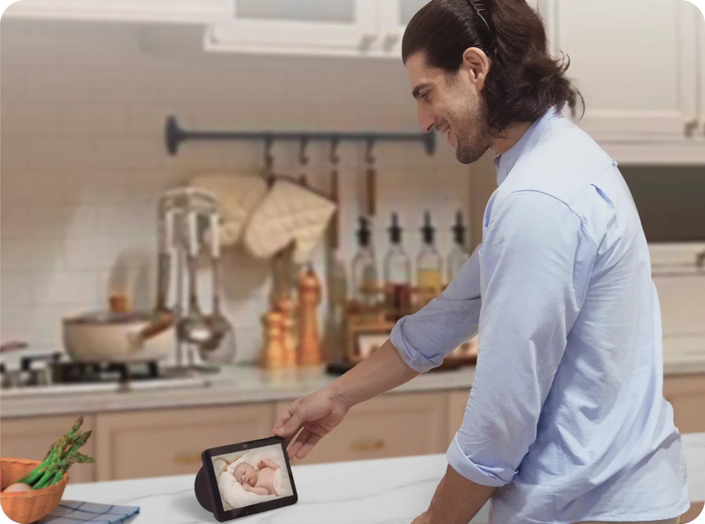 Usuario usando comando de voz Alexa para ver la transmisión en directo de la Dreame NAVO Care SE 1 InCam en el Echo Show