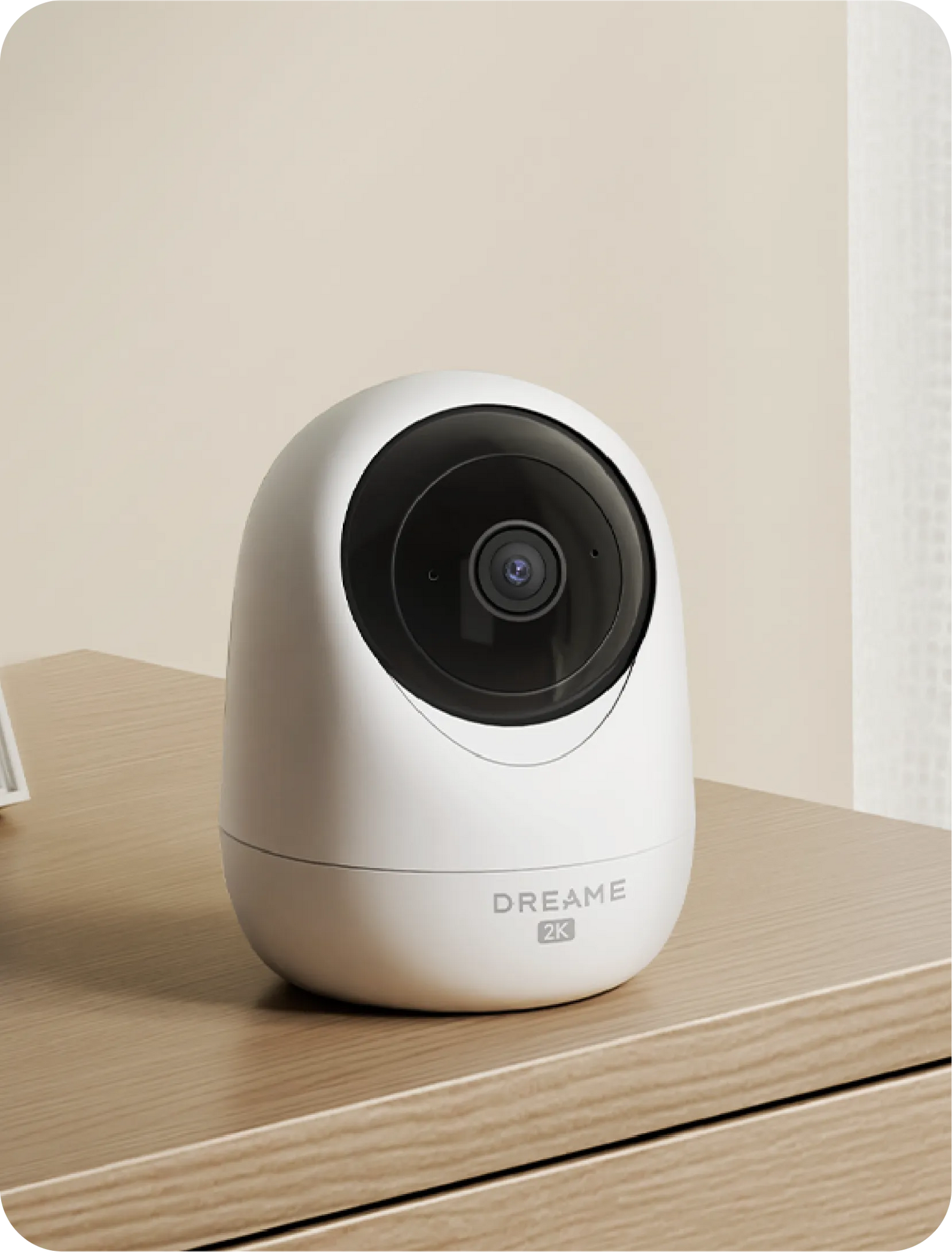 Dreame NAVO Care 1 InCam colocada en horizontal sobre estante de madera para instalación en superficie plana