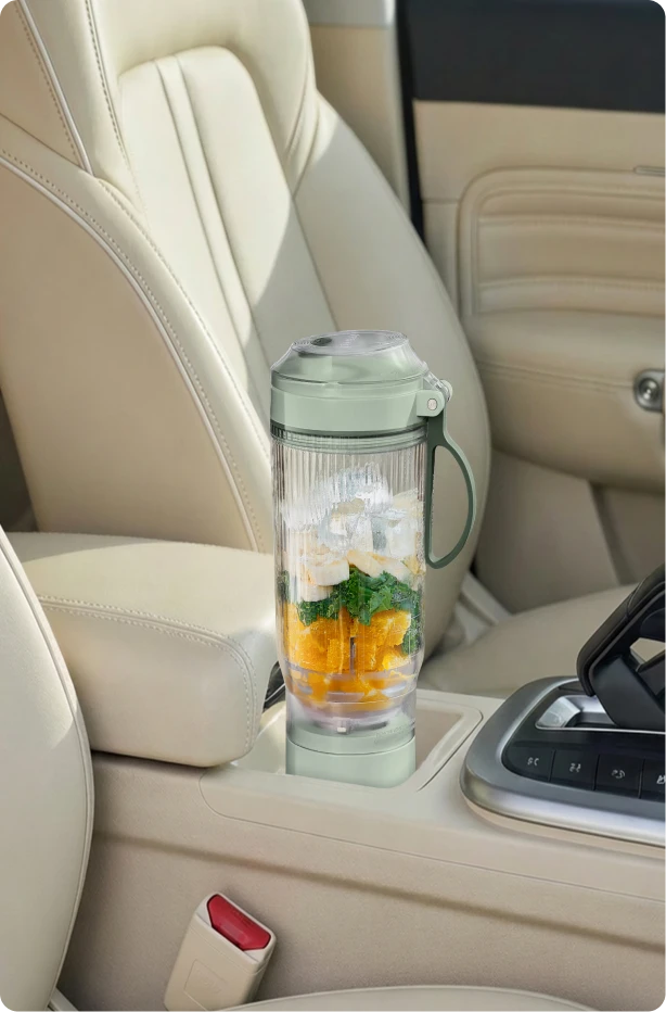 Batidora Dreame Portable Blender diseño sin cables en el portavasos de un coche ideal para viajes