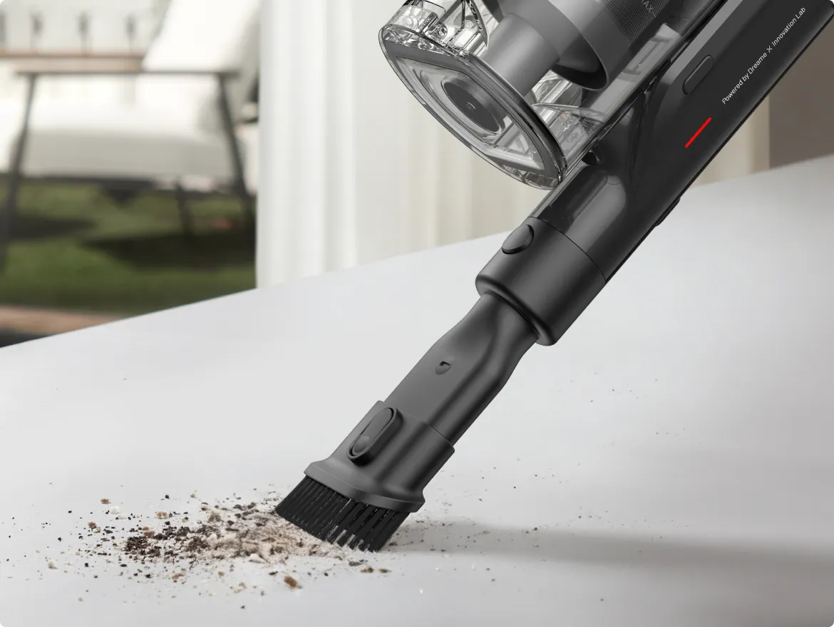 Cepillo suave para polvo Dreame   Z30 Pro Aqua-A eliminando suciedad en teclados y rincones.